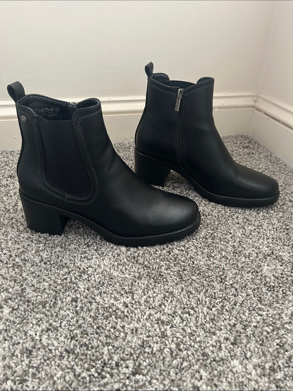 Black leather boots size 39